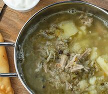 Щи череповецкие со сметаной и пирожком с картофелем и зеленью