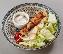 Салат Цезарь с копченым сыром и куриным шашлыком