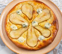 Хачапури с грушей и сыром дорблю