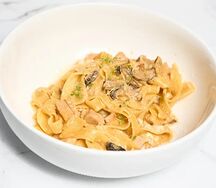 Паста с курицей и соусом том ям