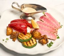 Стейк тунца с овощами гриль