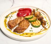 Куриные бедра с овощами гриль