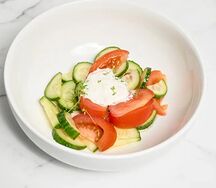Салат из свежих овощей со страчателлой
