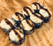 Запеченный ролл с крабом под сырным соусом