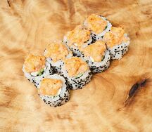 Запеченный ролл с креветкой, курицей и лососем