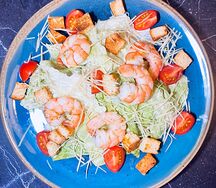 Салат Цезарь с тигровой креветкой