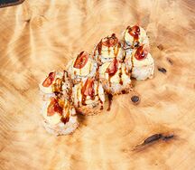 Запеченный ролл с цыпленком и черри под сырным соусом