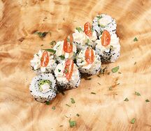 Ролл с копченой курицей и черри