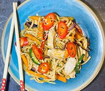 Острый удон с курицей