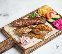Люля-кебаб с картофельными дольками и овощами