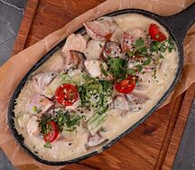 Горячая сковородка с курицей