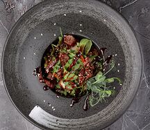 Теплый салат с говядиной и хрустящими овощами
