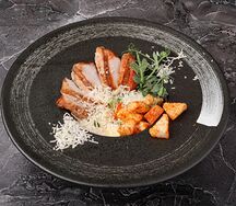 Салат Цезарь с курицей
