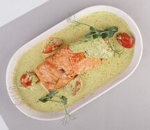 Лосось со сливочным соусом и черри