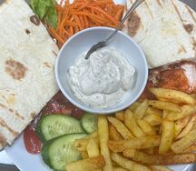 Гирос с курицей на тарелке