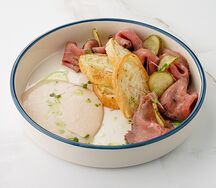 Ростбиф Вителло с маринованными огурчиками и хрустящим тостом