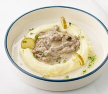 Бефстроганов с картофельным пюре и маринованными огурчиками