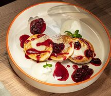 Сырники с вишневым соусом и сметаной