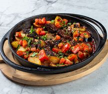 Жаркое с говядиной, овощами и аджикой 