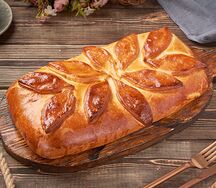 Пирог с черной смородиной и яблоком