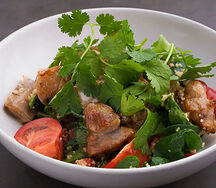 Цыпленок гриль с кускусом, томатами и шпинатом