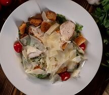 Салат Цезарь с курицей