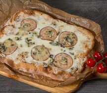 Пицца с грушей и сыром дорблю