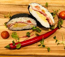 Онигирадзу с беконом и картофелем фри