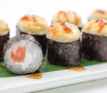 Запеченный маки с лососем и сыром 8 шт
