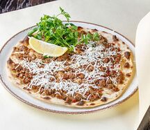 Лахмаджун с говядиной и сыром