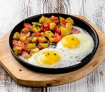 Яичница с беконом, помидорами и картофелем