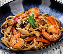 Удон с морепродуктами и овощами