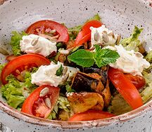 С хрустящими баклажанами, крем-сыром и помидорами