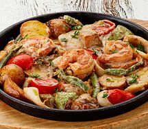 Сковородка с морепродуктами и овощами
