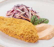 Куриный шницель с салатом Коул-слоу и соусом спайси