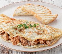Омлет с куриным филе, грибами и сыром