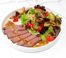 Салат с ростбифом и овощами