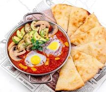 Шакшука-рататуй с сырной лепешкой