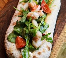 С морепродуктами, сливочным маслом, листьями салата и пряностями