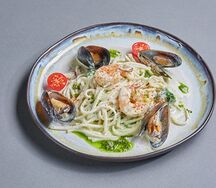 Лапша с морепродуктами в сливочном мисо-соусе