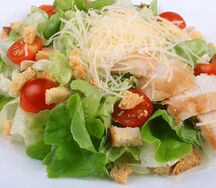 Салат Цезарь с курицей