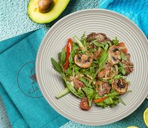 Теплый салат с куриной печенью и свежими овощами