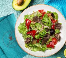 Теплый салат с телятиной, баклажаном и овощами