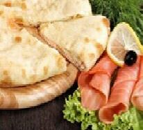 Закрытый пирог с лососем, луком и двумя видами сыра