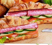 Круассан с салями и сыром Эдам