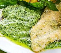 Картофельное пюре в соусе песто с курицей
