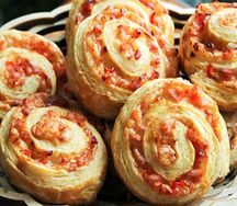 Рулеты с пеперони и оливками