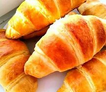 Круассан с яблоком, изюмом и корицей