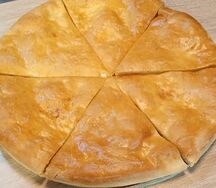 Закрытый пирог с грибами, сливочным соусом и сыром рикотта