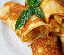 Крепе с яблоком, изюмом и корицей